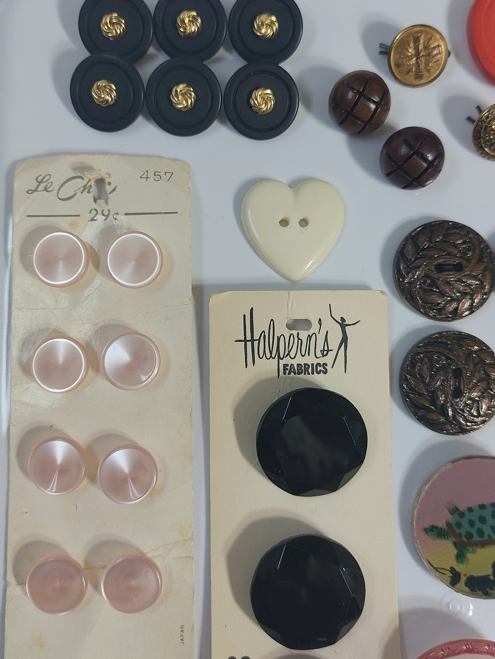 Assorted Vintage Buttons Lot - Black, Red, Pink, Gold, Cream - Picture 7 of 9